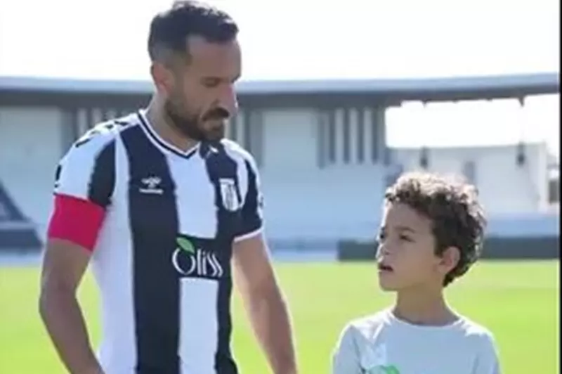 مشيرًا لأبرز معالمه.. معلول يظهر رفقة نجله في ملعب الصفاقسي (صور)